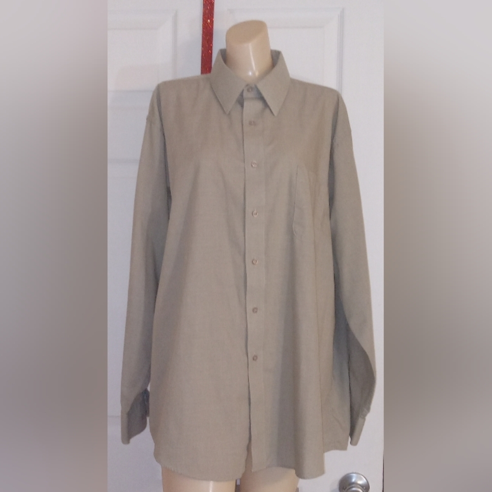 Men's NWOT Sixe XL Light Olive Green Pierre Cardin Long Sleeved Dress Shirt